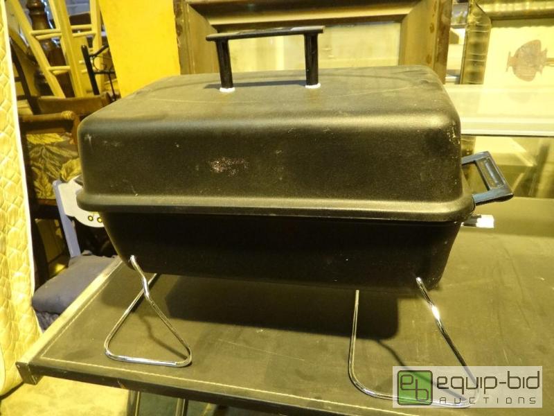 lot 4147 image: Portable Char-Broil Gas Grill
