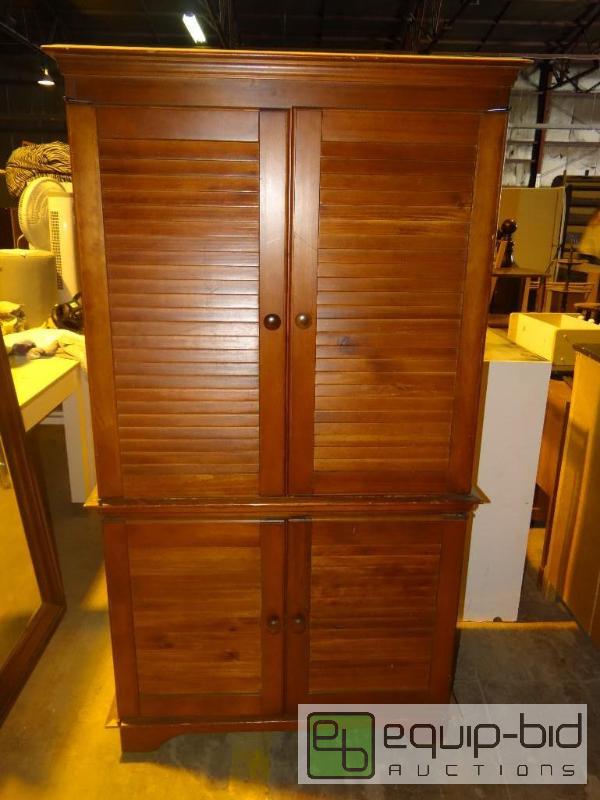 lot 4161 image: Very Nice 4 Door Cabinet
