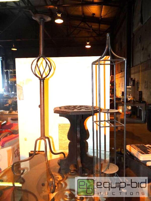 lot 4162 image: Lot of (3) Decor