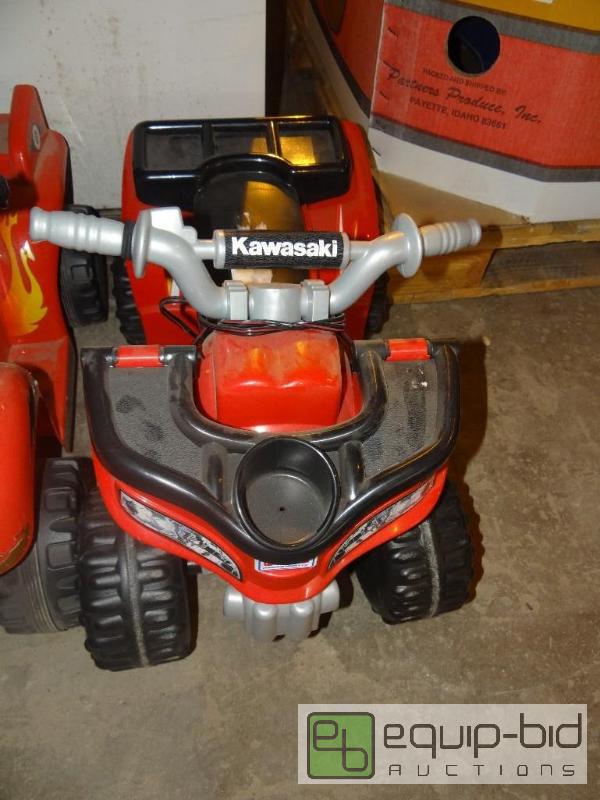 lot 4172 image: Kids New Power Wheel Quad w Charger