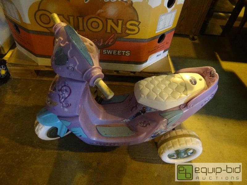 lot 4173 image: Kids New Power Wheel Moped w Charger