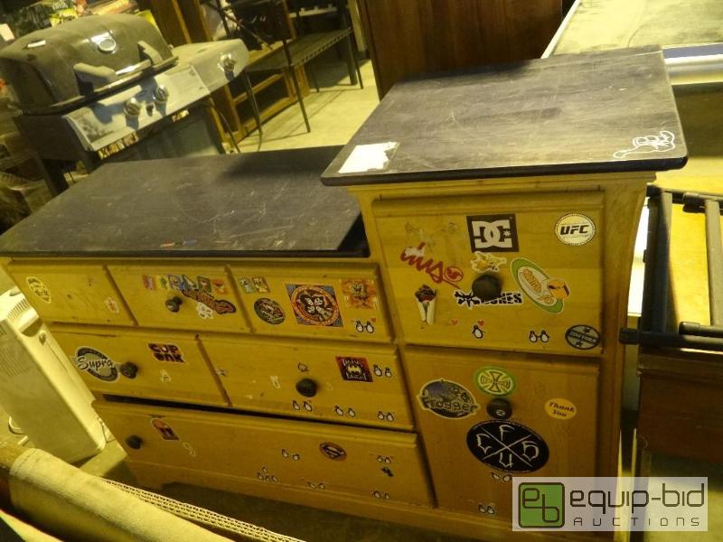 lot 4178 image: 8 Drawer Dresser