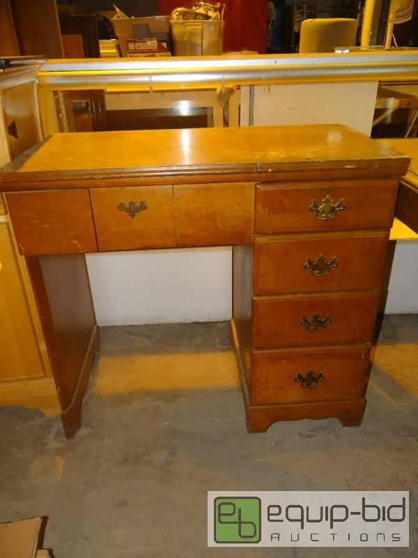 lot 4184 image: 5 Drawer Desk