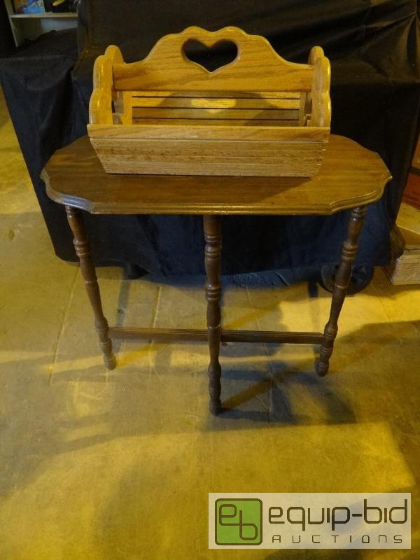 lot 4190 image: Magazine Holder & Decor Table