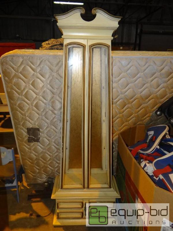 lot 4194 image: Nice Cream Colored Lighted Display Cabinet