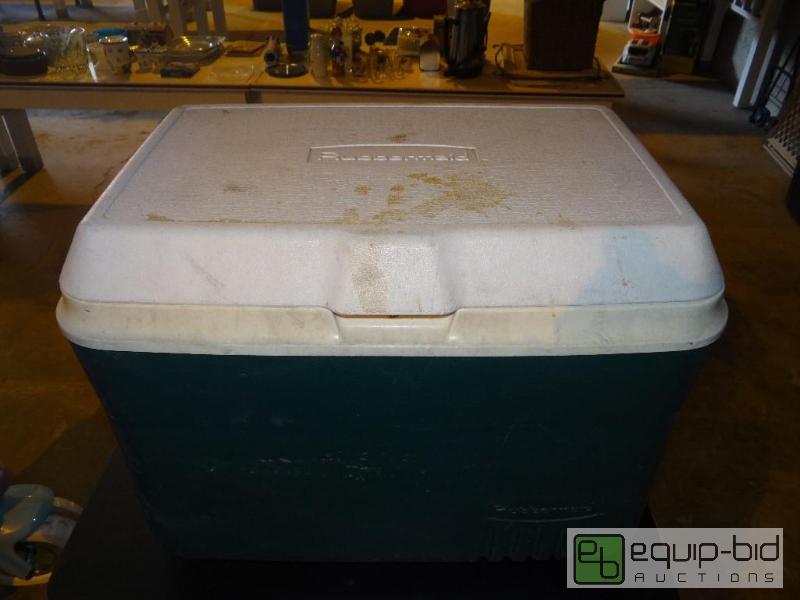 lot 4206 image: Rubbermaid Cooler wDrain Spout
