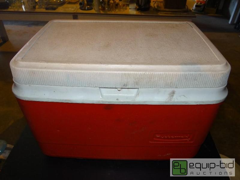 lot 4214 image: Rubbermaid Cooler Red