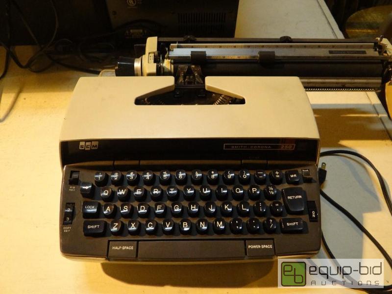 lot 4233 image: Old Smith Corona Typewriter