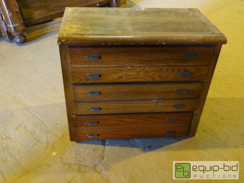 lot 4290 image: Dark Wood 3 Drawer Dresser