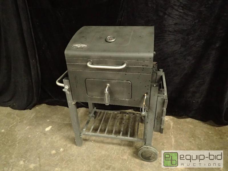 lot 257 image: Kingsford 24in Charcoal Grill