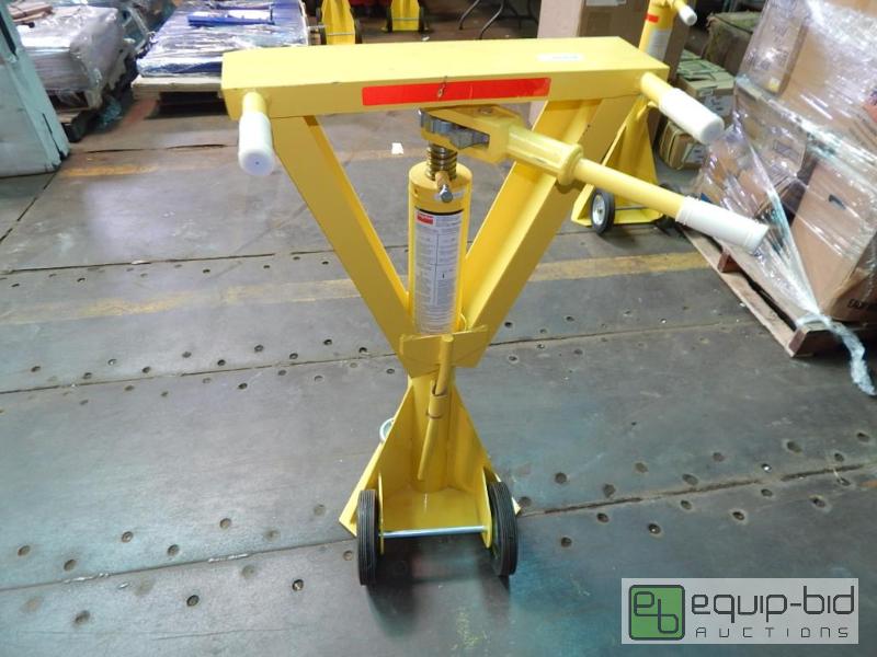 lot 5794 image: Dayton Trailer Stabilizing Jack #3KR77G