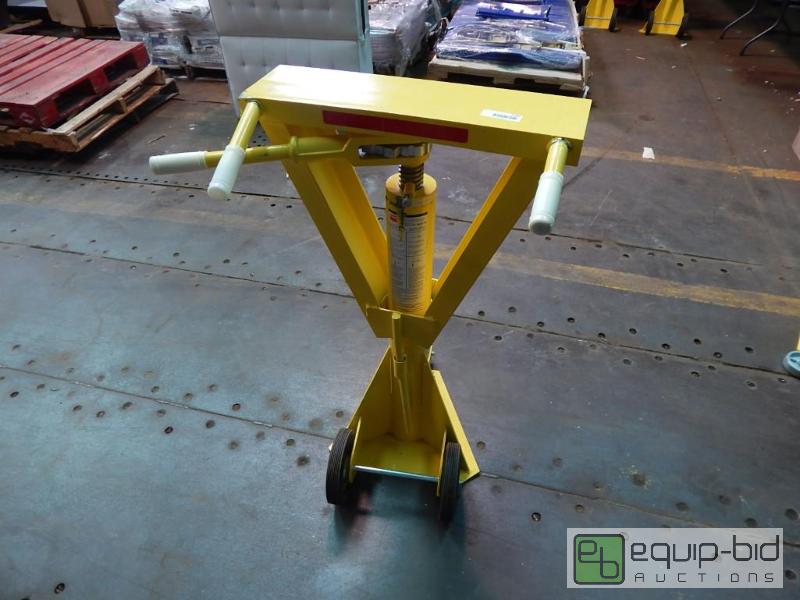 lot 5795 image: Dayton Trailer Stabilizing Jack #3KR77G