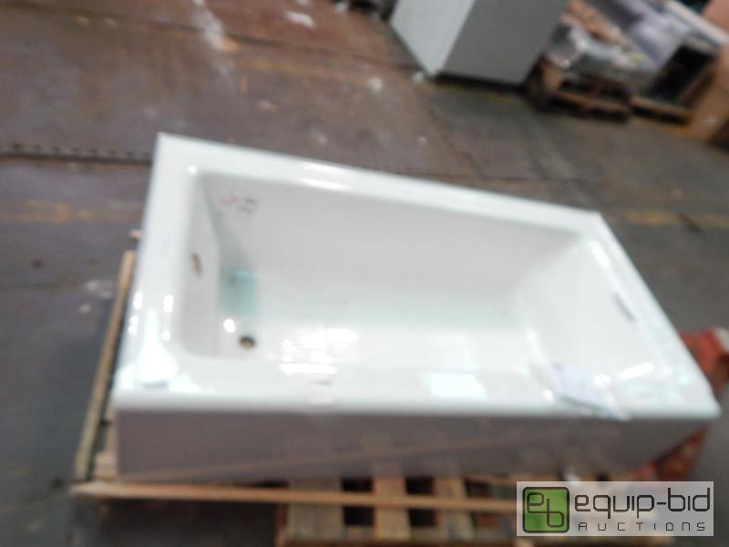 lot 5819 image: Kohler Bath Tub Cast Iron