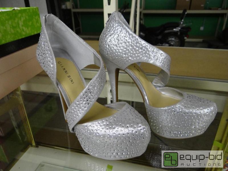 lot 2659 image: New in box size 8.5 Gianni Bini heels....