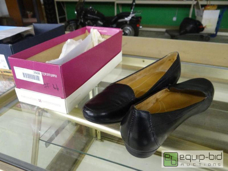 lot 2668 image: Pair of newlike new shoes. Size 8m....