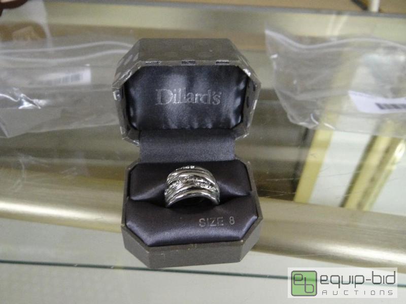 lot 2674 image: Very nice size 8 ladies layered ring in box....