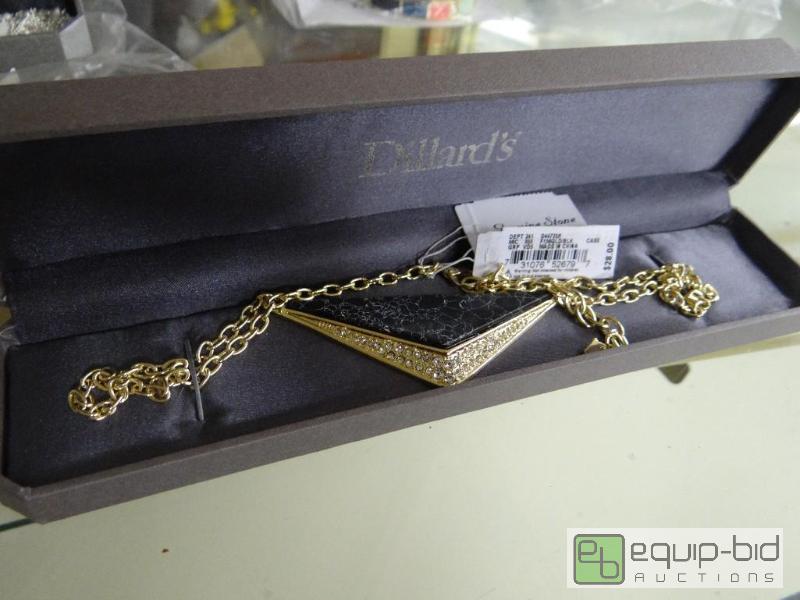 lot 2687 image: Ladies necklace in box....
