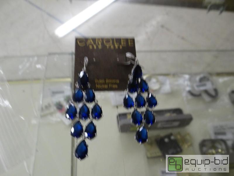 lot 2691 image: 1 pairs of new earrings....