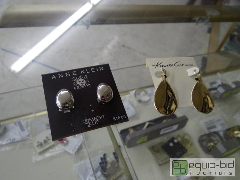 lot 2694 image: 2 pairs of new earrings....
