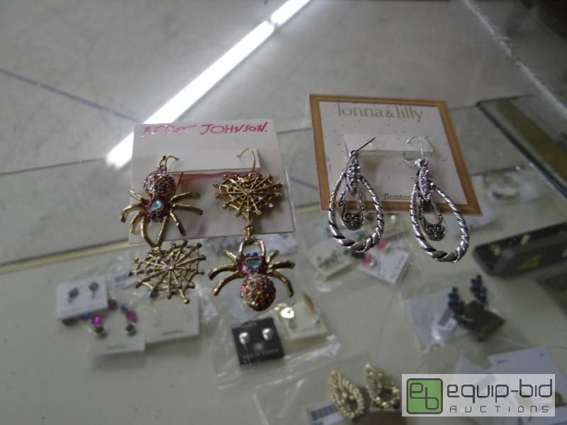 lot 2697 image: 2 pairs of new earrings....