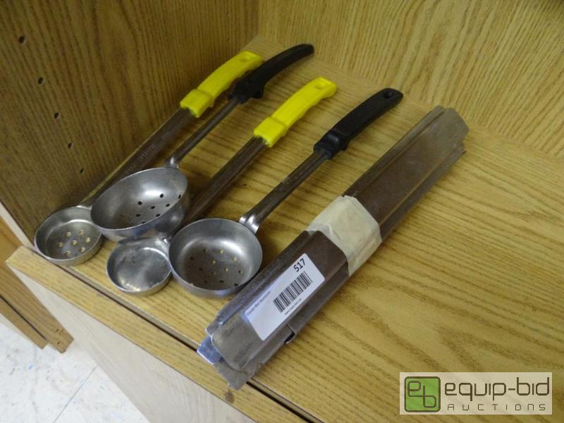 lot 517 image: Lot of 4 scoops and bundle of ss salad bar d...