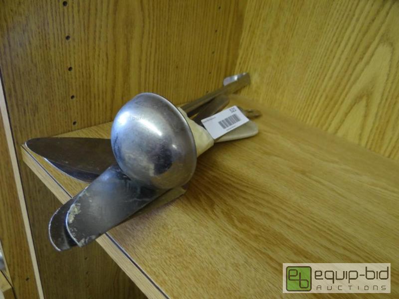 lot 521 image: Lot of 5 pie servers and 1 ladle....