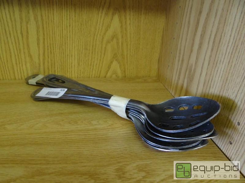 lot 524 image: Lot of 8 slotted spoons....