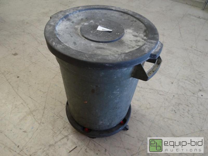 lot 527 image: Food storage container with lid on wheels....