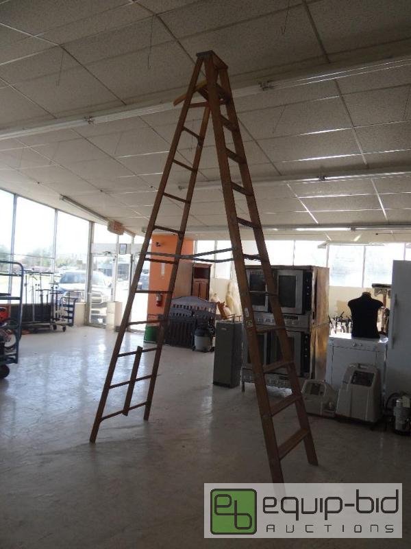 lot 542 image: 12 foot wood ladder in great like new conditi...