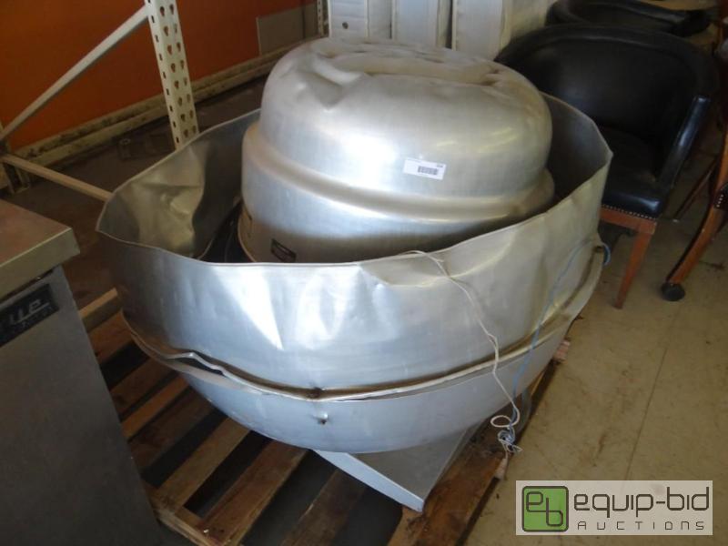 lot 554 image: Large commercial roof top exhaust fan....
