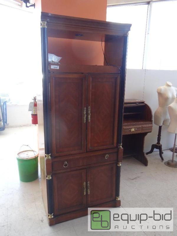 lot 580 image: Entertainment center....