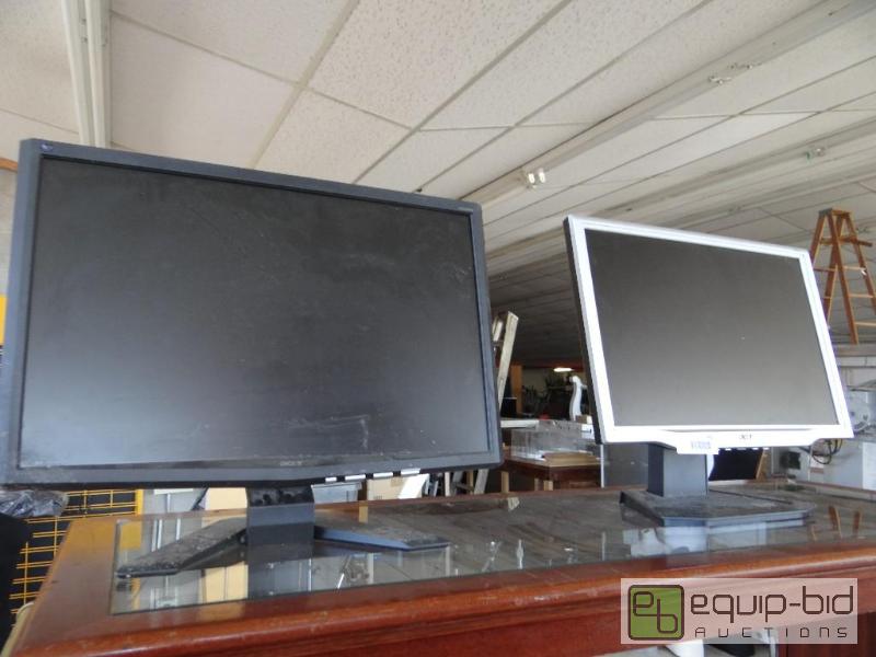 lot 581 image: Lot of 2 LCD computer monitors....