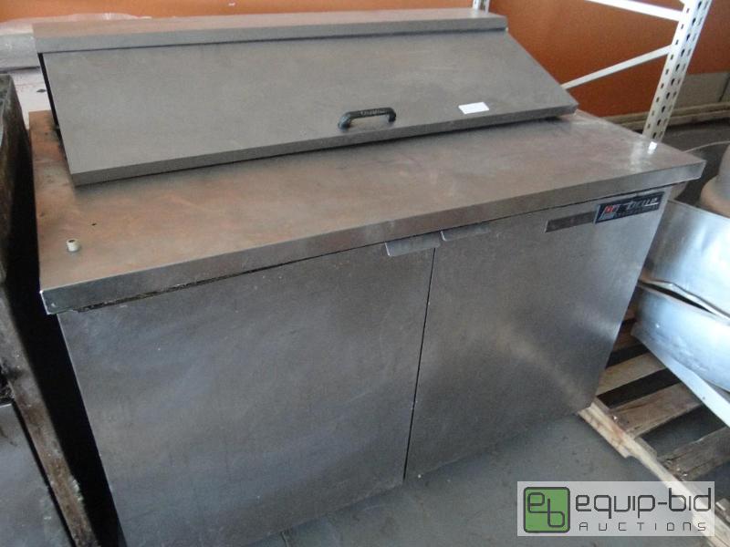 lot 607 image: True pizza prep table.  Powers on but doesnt...