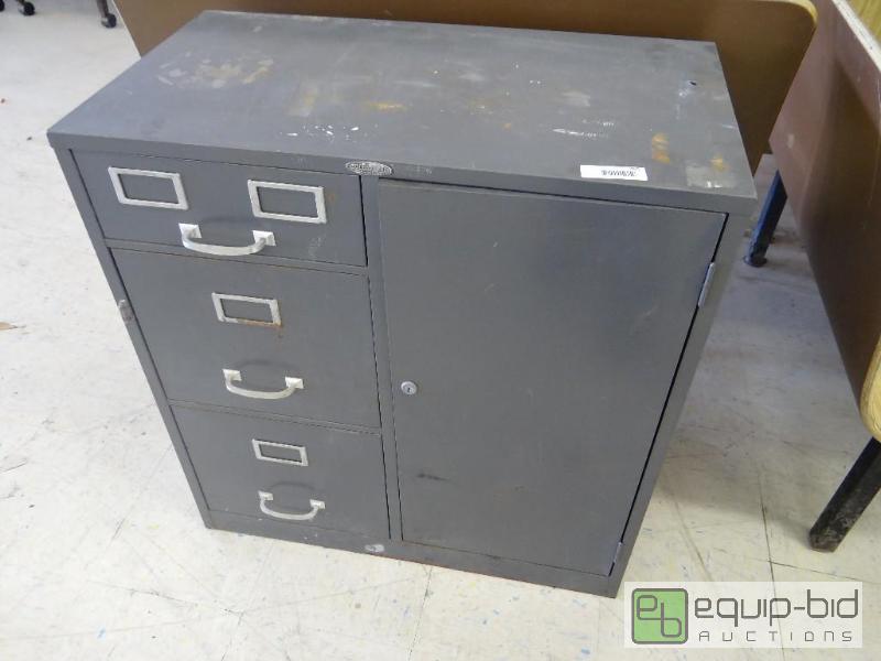 lot 765 image: Metal cabinet with drawers and door. No key....