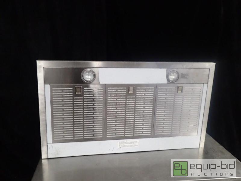 lot 3058 image: Bosch 500 series Wall Mount Chimney Range Hood