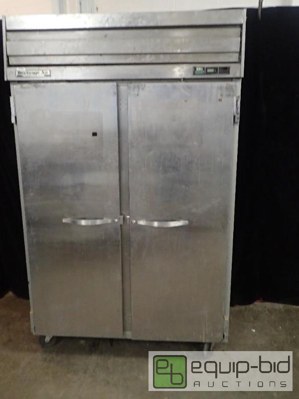 lot 3164 image: Beverage Air 2 Door Refrigerator