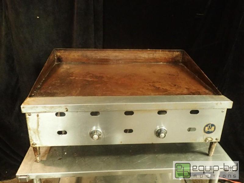 lot 3196 image: US Range Natural Gas 36in Flat Top Grill