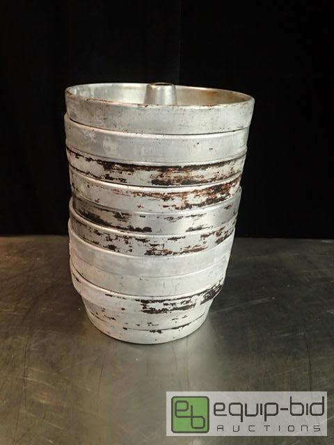 lot 4004 image: (9) Aluminum Bunt Cake Pans