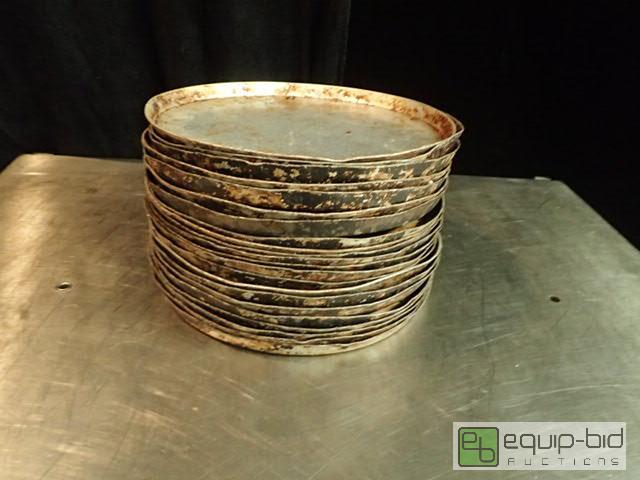 lot 4005 image: Large Lot of 14.5in Pizza Pans