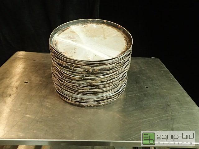 lot 4006 image: Large Lot of 14.5in Pizza Pans