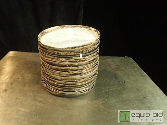 lot 4007 image: Large Lot of 12.5in Pizza Pans