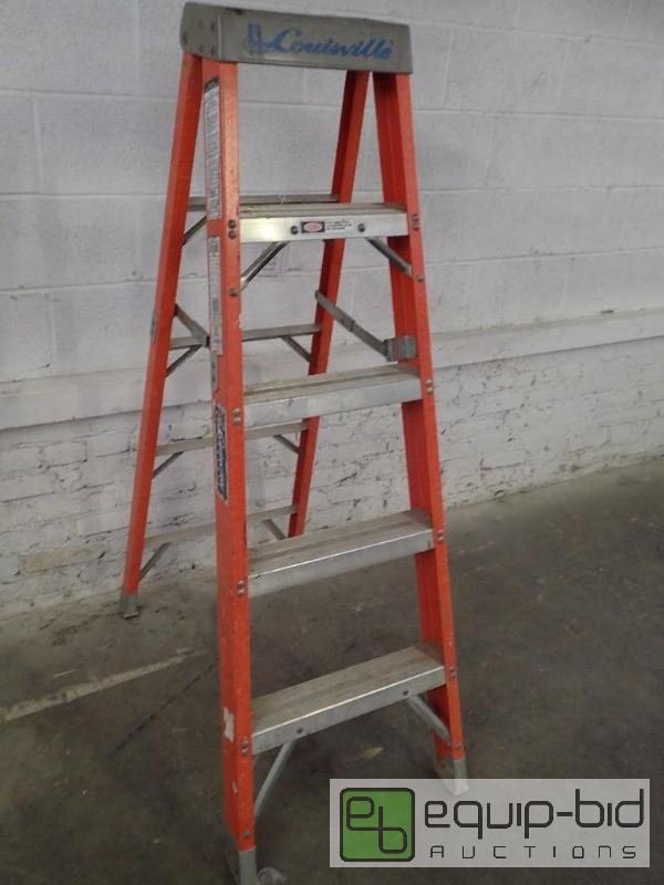 lot 3290 image: Louisville FS1005 5FT Fbrgls L-Vil Ladder Step