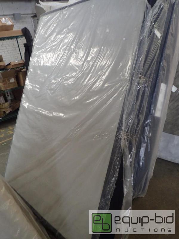 lot 3305 image: Serta Perfect Sleeper 9 Queen Foundation
