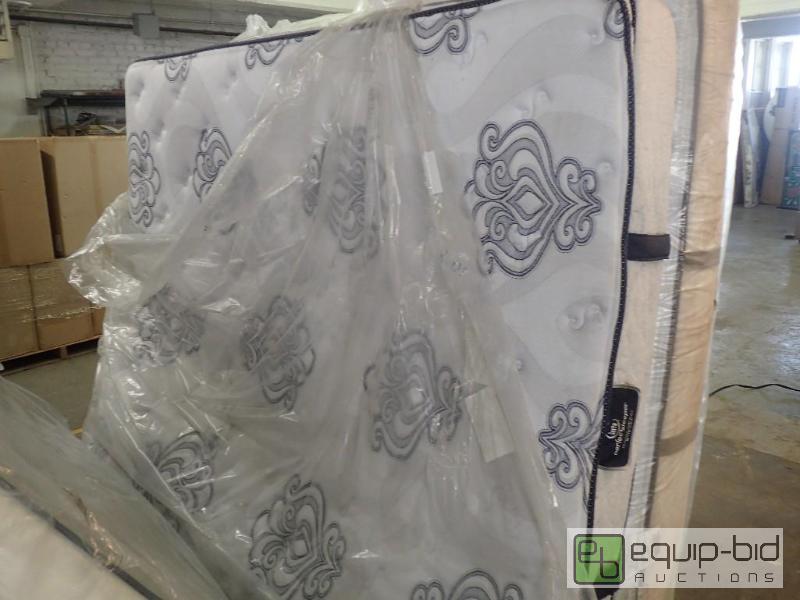 lot 3316 image: Serta Perfect Sleeper Pillowtop King Size Matress