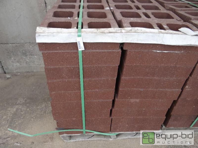 lot 2271 image: Pallet of Nutmeg super 8 uniwall brick.  90 p...