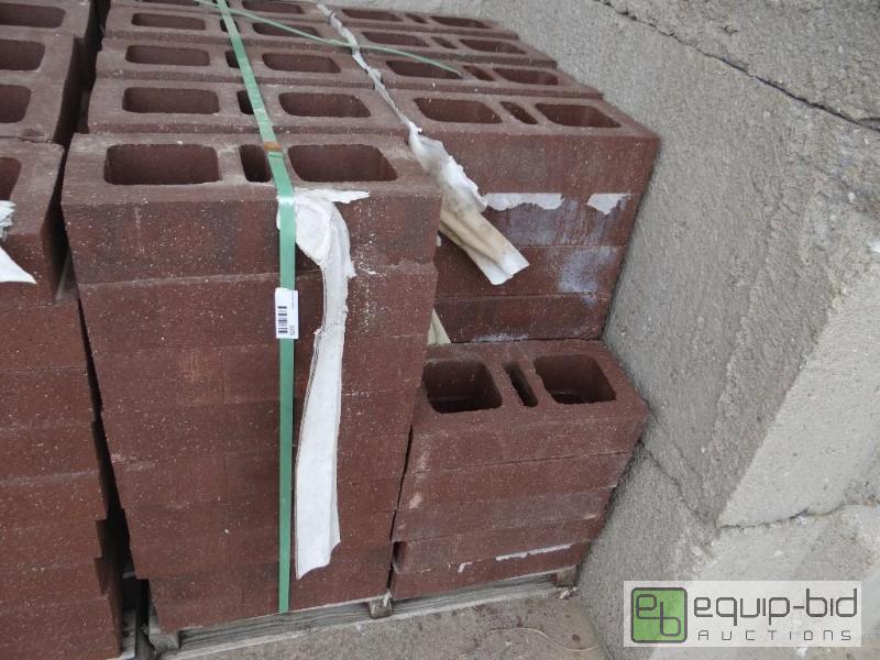 lot 2272 image: Pallet of Nutmeg super 8 uniwall brick.  90 p...