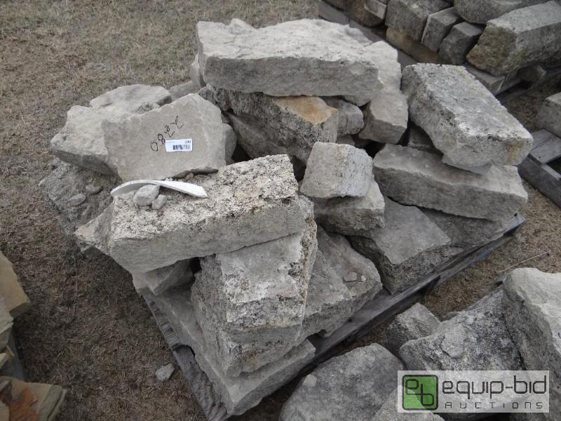lot 2280 image: 2 Pallets of various size landscape stoneroc...