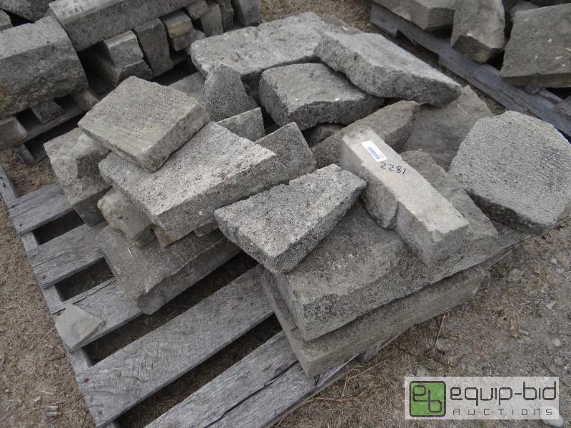 lot 2281 image: 2 Pallets of various size landscape stoneroc...