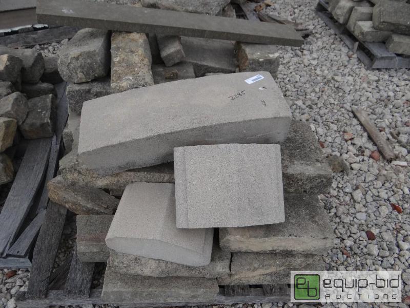lot 2285 image: 4 Pallets of various size landscape stoneroc...