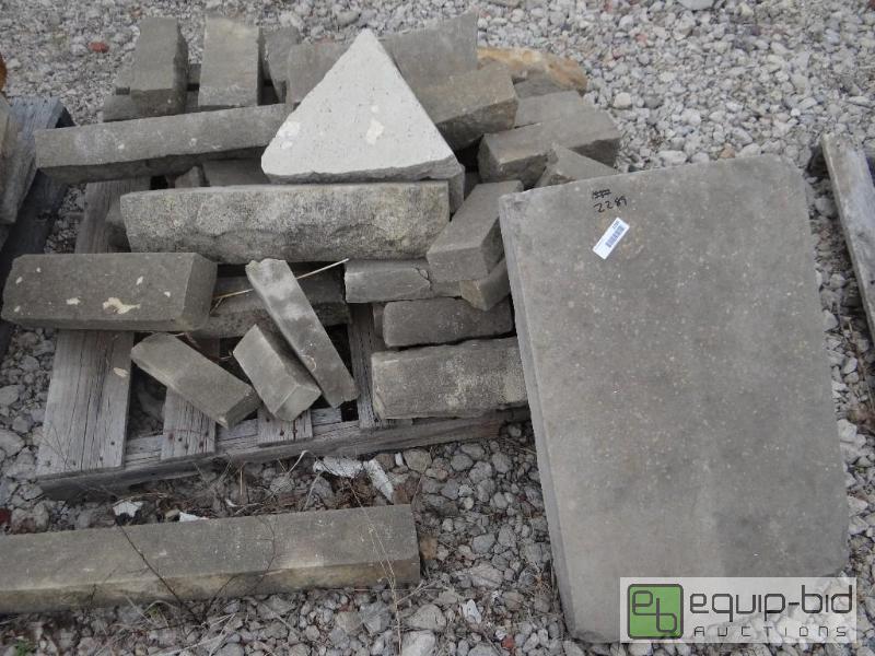 lot 2289 image: 4 Pallets of various size landscape stoneroc...